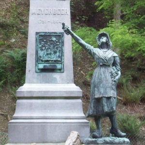 La statue du monument Meyerbeer " L'Ardennaise "