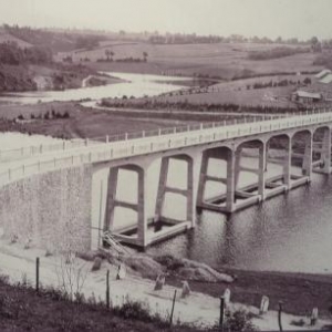 D’ une belle elegance, le pont de Haelen est terminee. Seule petite critique : «  la faiblesse de son parapet a claire – voie ne semble pas devoir fournir assez de resistance, si quelque attelage emballe venait a le heurter » 