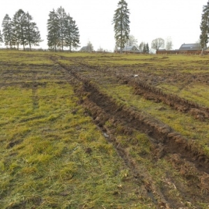 Degats causes par le char dans la prairie voisine