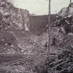 Des le detournement des eaux, les travaux de nettoyage des roches pouvaient commencer.