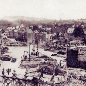 Vue aérienne de la place Albert Ier après les bombardements de décembre 1944.