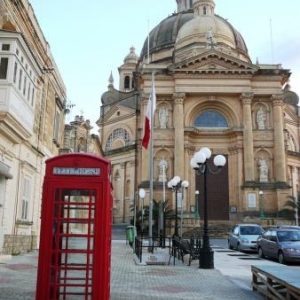 Une cabine telephonique rouge, typiquement britannique