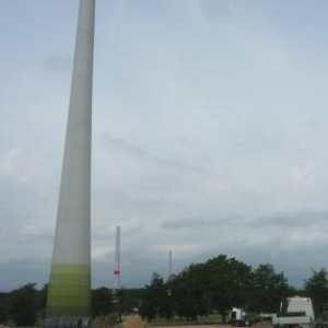 Une tour en attente du chapeau et du rotor