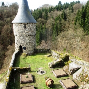 Le jardin et la tour Salamandre ( futur gite )