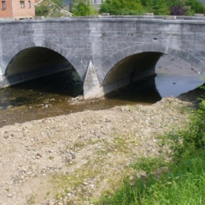 Degagement des sediments obstruant les arches gauches du vieux pont de Stavelot, et placements d' epis en amont pour recentrer le courant de l' Ambleve, qui achevera le travail et maintiendra ces arches bien degagees, chose bien necessaire lors de crues (