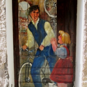 Portes peintes ( photo F. Detry )