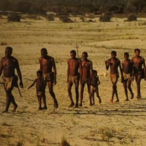 Eternels nomades, les Mikeas bravent la canicule et la brousse malgache