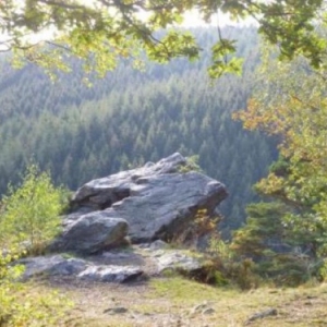 Rocher de Falize domine la rive gauche de la Warche 