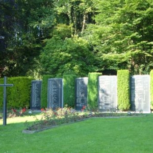 Les plaques commemoratives reprenant les noms des 202 victiimes des bombardements