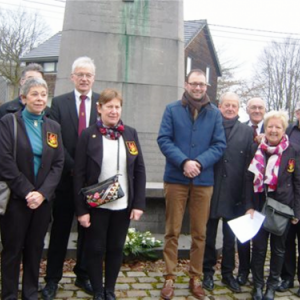 Des membres du RCW au monument Pietkin