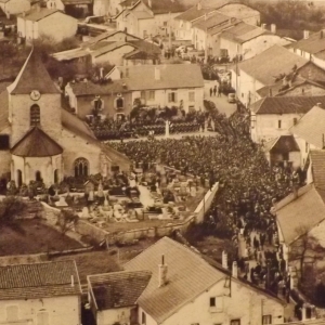 La foule dans Colombey le jour des funérailles