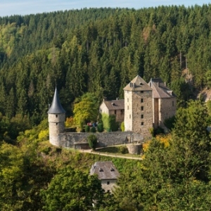 Le Chateau de Reinhardstein est un des lieux d’excursion preferes des touristes. Une visite historique du site se combine parfaitement avec une randonnee en pleine nature (Photo: ostbelgien.eu/D.Ketz)  
