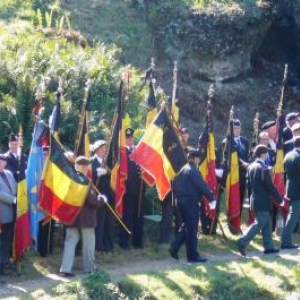 Les nombreux drapeaux presents, nationaux et autres