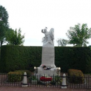 Le monument en bordure de la route Charlemagne 