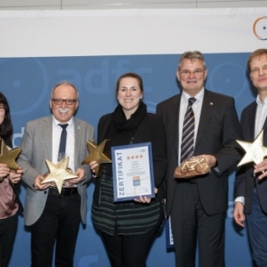 La Ministre du Tourisme Isabelle Weykmans (au centre) a la ceremonie de remise des prix de l'ADFC a Berlin ( Photo © Dirk Michael Deckbar )