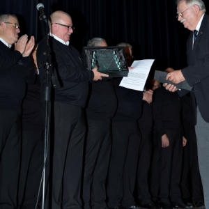 Remise du cadeau de la Federation ( Photo de G. Blanchy )