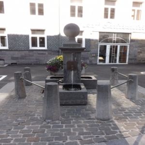 La fontaine devant la salle " La Fraternite "