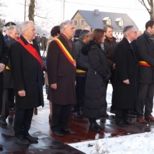 Les personnalites : M. le President de la Cour d'Appel, M. le Commissaire d'Arrondissement, M. le Gouverneur de la Province, Mme l'Ambassadrice des USA, M. l'Ambassadeur de la RDA, M. le Bourgmestre de Malmedy, le General representant le Shape.   