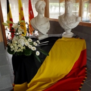 Le Roi Albert et la Reine Elisabeth dans le hall du centre sportif