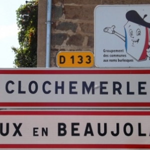 Vaux-en-Beaujolais = Clochemerle