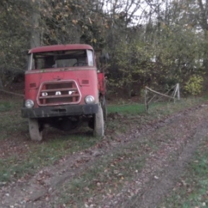 Epave d' un camion abandonnee dans les bois sur la rive gauche du ruisseau de la Follerie, en cours d' evacuation avec tous les dechets presents autour (AC Lierneux)