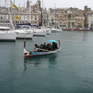 Traversee en barque entre les cites