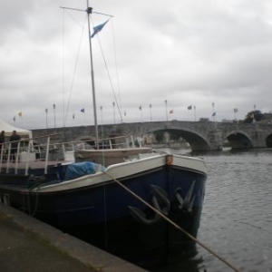 La peniche La Valse Lente a quai en face du casino pour la presentation