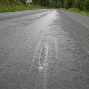 ATTENTION, revetement de route dangereux