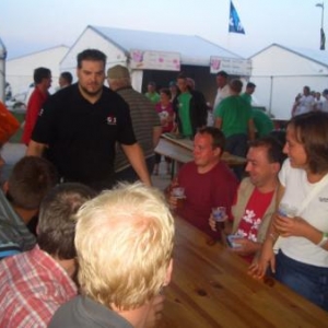 On commence par la table, ensuite ce sera les bancs