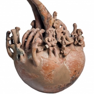 Vase aux figurines modelees. Pyrgos Tombe 35. Age du Bronze ancien 2100 2000 av. J.C. 