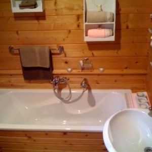 charmante salle de bain avec baignoire