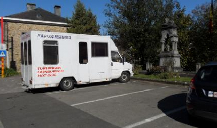 2011. Une des rares heures favorables pour avoir un angle de vue. Deux emplacements de parking libres. Mais quelle photo!