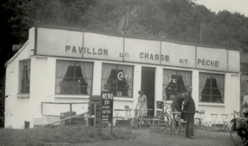 Le Pavillon Chasse et Peche. Une des plus anciennes enseignes de Houffalize. Le garde-boue arriere du velo peint en blanc, typique des Hollandais dans les annees 50. Famille Louis Fertons.