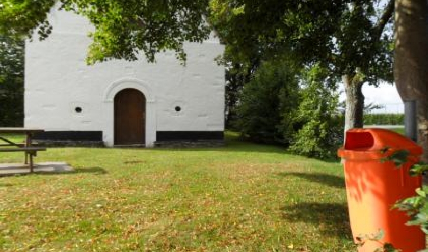 1. Devant la chapelle St-Roch. Ceci n'est pas un urinoir pour Hollandais...