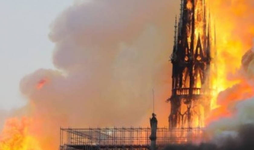 Effondrement de la fleche de Notre-Dame en flammes.