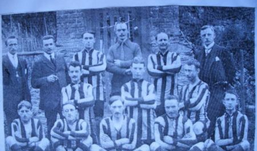 Vers 1924: la 1e equipe de football de Houffalize: assis: Alfred Lossignol, Odon Bazard, Rene Deumer, Henri Marechal, Raymond Martiny. Accroupi, extr. gauche: Joseph Lesage