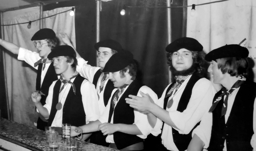 Les Pastoureaux. Groupe folklorique Houffalois, années 70. À droite, Marc-Yves dit "Coco", le petit frère de Jean-Marie Lesage.
