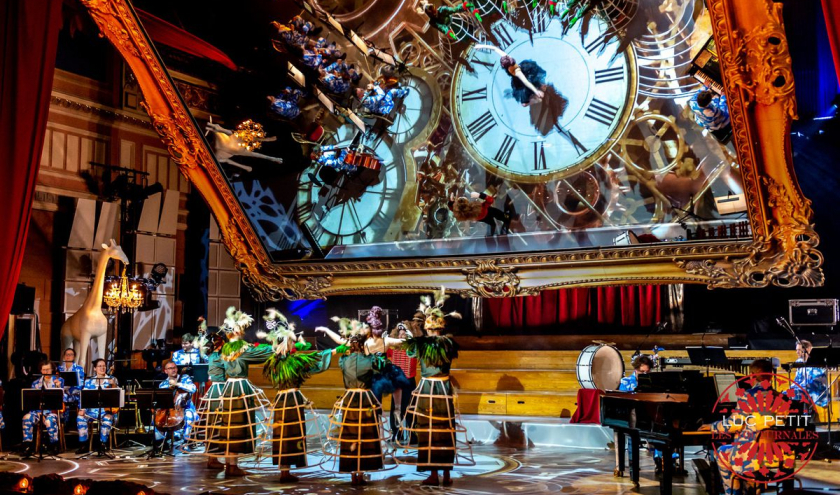 Un miroir géant au coeur de la scénographie © « Luc Petit Création » © Photo : J-M Schneider