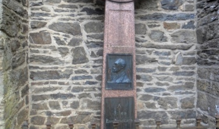 En apposition au mur de Ste-Catherine, la " pierre" de Jules Raeymaekers