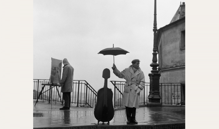 "Le violoncelle sous la pluie", Paris, 1957 © Atelier Robert Doisneau