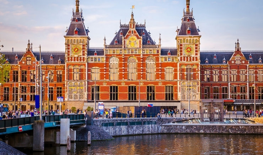 1) Amsterdam-Centraal (Pays-Bas)