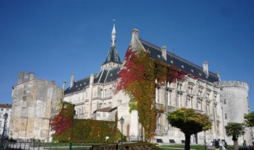 Hotel de ville ( 1865 ) Ancien chateau