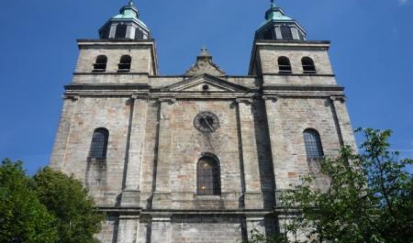 Les tours de la Cathedrale : celle de gauche abrite le carrillon - celle droite accueille les 4 bourdons