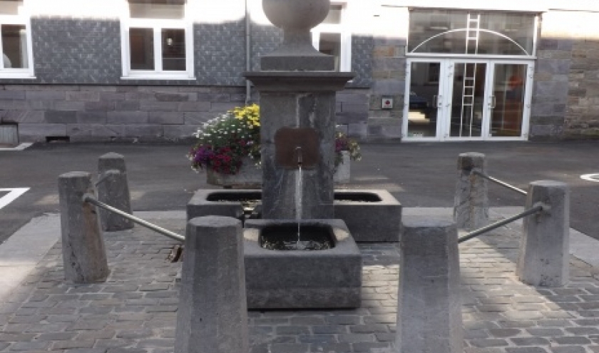 La fontaine devant la salle " La Fraternite "