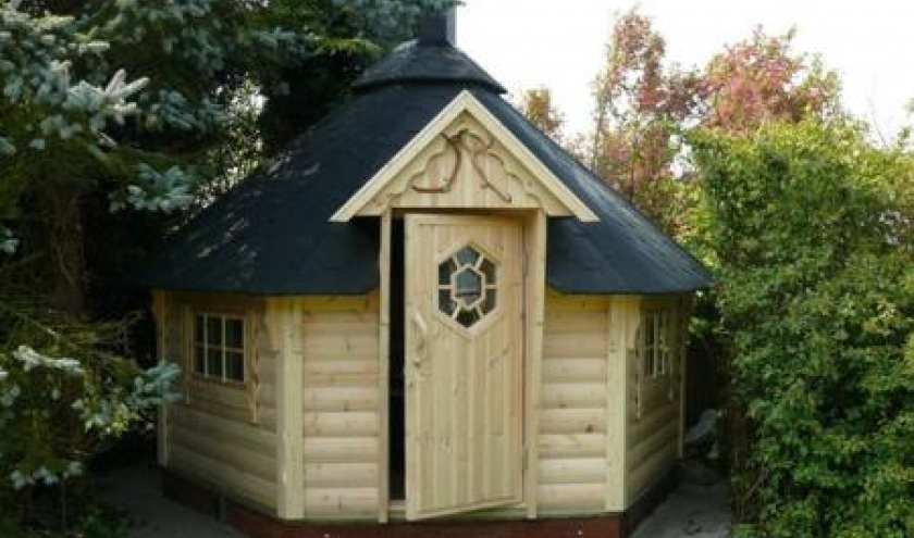 La cabane typique des pecheurs de Laponie appelee Kota est fabrique en pin du nord ,avec fenetres a double vitrage . Construction de forme hexagonale et d'environ 4 metres de diametre . Elle peut accueillir confortablement 6 personnes