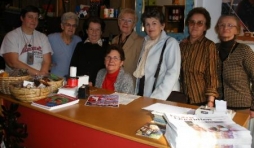 1. Oxfam: une partie de la troupe de choc des Houffaloises: Marie Dubois, Lily Daulne, Denise Devalte, Juliana Bours, Chantal Remy, Madeleine Flammang, Renee Bergmann et, assise, Renee Grosjean.