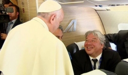 Christophe Giltay dans l'avion papal.