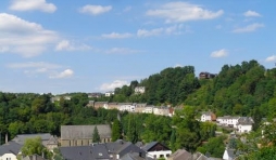 Bois des moines. Une ligne de maisonnettes bien ardennaises marque la vieille route de Liège escaladant rapidement la côte.