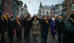 "Parade" à Bastogne, entre la Première ministre Sophie Wilmès et le Bourgmestre Benoît Lutgen. 19.12.2020.