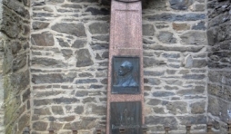 En apposition au mur de Ste-Catherine, la " pierre" de Jules Raeymaekers